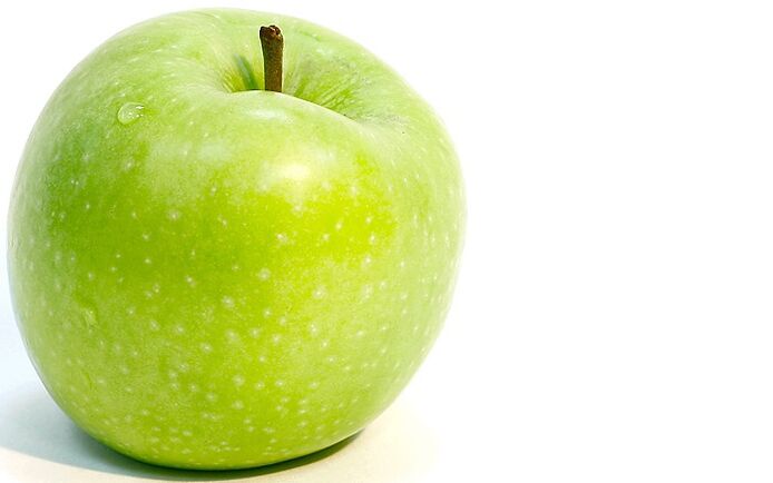 La liste des aliments autorisés dans le régime au sarrasin comprend les pommes. 