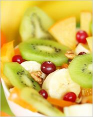 Salade de fruits et de baies au régime paresseux. 