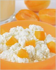 fromage cottage avec assiette de régime aux fruits pour les paresseux