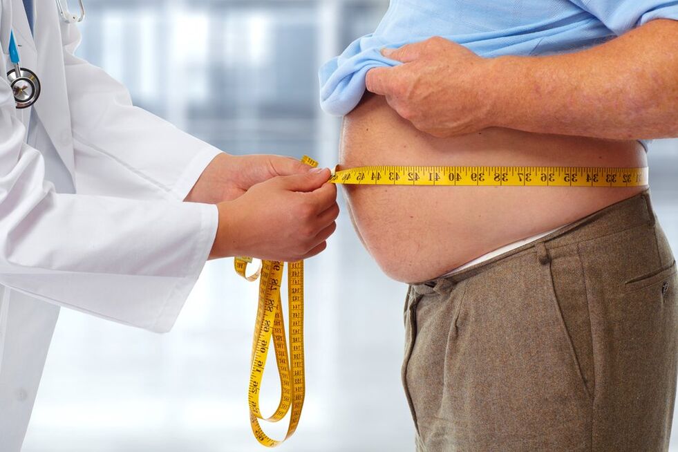 le médecin mesure la taille du patient au régime